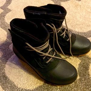 The North face black women’s winter/snow boot size 7.